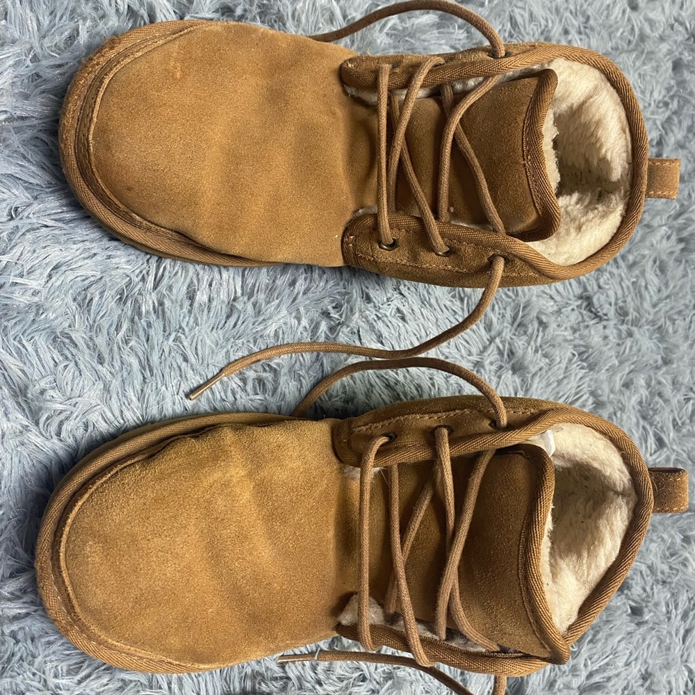 Ugg Neumel Boots Size 6 in Boys